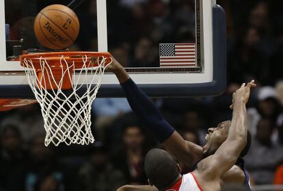 Roy Hibbert de los Indiana Pacers hace un mate frente a Paul Millsap de los Atlanta Hawks en la segunda mitad del partido de baloncesto de la NBA jugado en Atlanta. Indiana ganó 89-85.