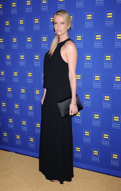 CHARLIZE THERON MUY ELEGANTE EN GALA POR DERECHOS HUMANOS