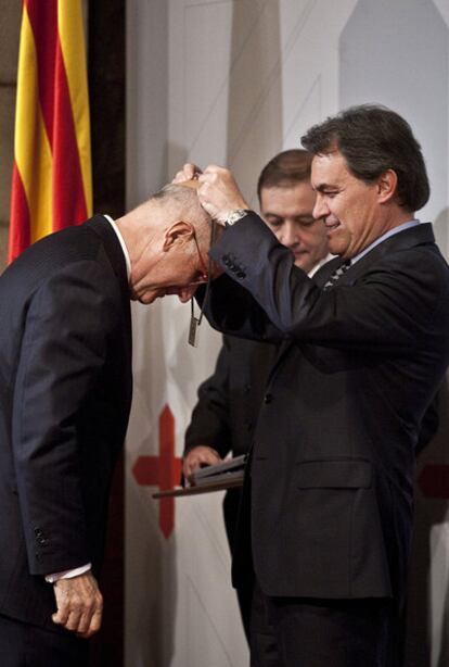 Artur Mas, presidente de la Generalitat, entrega la cruz a Duran Lleida.
