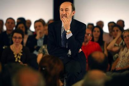 El vicepresidente Alfredo Pérez Rubalcaba, durante el encuentro que mantuvo el miércoles en Sevilla con militantes del PSOE.