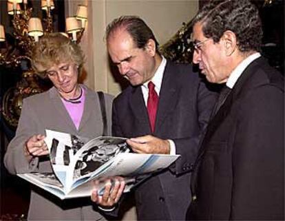 Manuel Chaves, con Soledad Becerril y Braulio Medel.