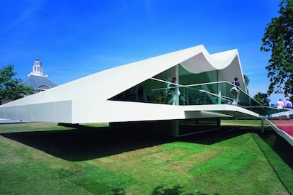 La directora de la Serpentine Gallery tuvo que viajar hasta Río de Janeiro (Brasil) para convencer a Oscar Niemeyer para que diseñara el pabellón efímero del verano de 2003. Un viaje que dio sus frutos, pues el arquitecto aceptó el proyecto. Su diseño consistía en una estructura blanca parecida a una tienda de campaña, hecha de hierro, aluminio, hormigón y vidrio, a la que se accedía mediante una rampa. Un edificio que estaba parcialmente suspendido y que tenía un auditorio de 70 metros cuadrados semienterrado y con vistas al parque. Niemeyer también se encargó de diseñar el mobiliario del interior y algunos de sus dibujos colgaban en las paredes.