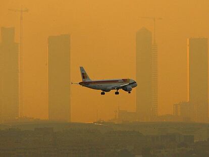 Los humos desdibujan el atardecer en Madrid