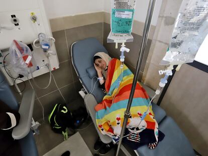 Aya Sarahin, de 19 años, recibe su primer ciclo de quimioterapia para combatir un sarcoma, el jueves día 9 en el hospital Augusta Victoria  de Jerusalén.