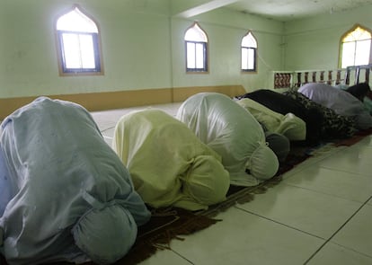 Mujeres filipinas rezan en el interior de una mezquita en Paranaque, al sur de Manila. Les espera todo un mes en el que les estará terminantemente prohibido comer, beber (agua incluida), fumar y mantener relaciones sexuales