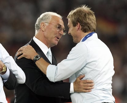 Beckenbauer felicita a Klinsmann durante el Mundial de Alemania 2006.