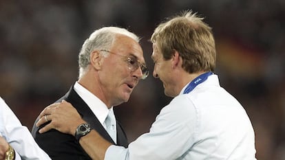 Beckenbauer felicita a Klinsmann durante el Mundial de Alemania 2006.