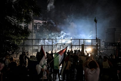 Protestas a las puertas de la embajada de EEUU en Beirut.