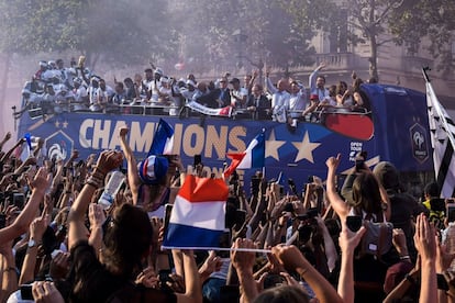 Los aficionados dan la bienvenida a la selección de fútbol francesa tras proclamarse campeones del mundo en Rusia. 