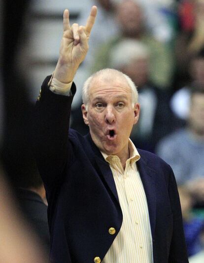 Greg Popovich, técnico de San Antonio Spurs, da indicaciones a sus jugadores