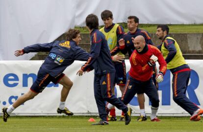 Pepe Reina, de rojo, bromea con sus compañeros en la concentración en Austria.