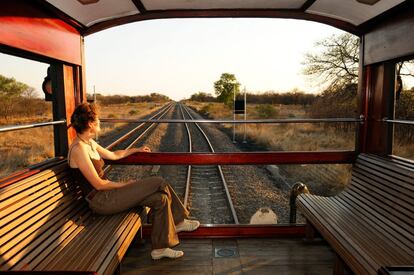 El Rovos Rail programa nueve expediciones que recorren el continente africano, para las que ha recuperado trenes clásicos; siempre con un vagón observatorio al final del convoy para disfrutar del paisaje. Encendió sus motores por primera vez en 1989, y sus viajes pueden durar de 48 horas a 15 días. La más atractiva de sus rutas es la que transcurre por el sureste del continente en un épico viaje por Sudáfrica, Botsuana, Zimbabue, Zambia y Tanzania. El punto de partida es Ciudad del Cabo (Sudáfrica) y concluye, 5.800 kilómetros después, en Dar Es Salaam (Tanzania).<br></br> Más información: rovos.com