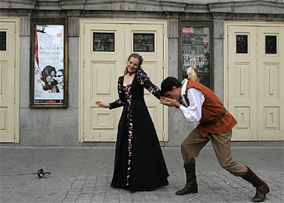 Los artífices de los paseos teatralizados por Madrid escenificaron ayer, frente al Teatro Español, historias de amores y espadachines.