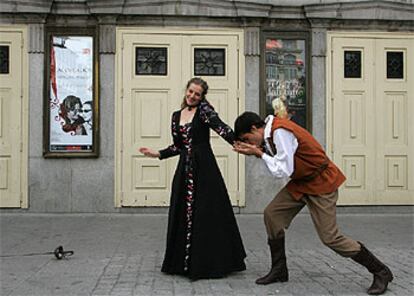 Los artfices de los paseos teatralizados por Madrid escenificaron ayer, frente al Teatro Espa?ol, historias de amores y espadachines.