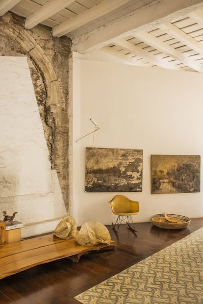 A esta habitacin se la conoce como la sala de los arcos por las arqueras gticas que se encontraron durante la reforma detrs de un tabique. Benedetta Tagliabue y Enric Miralles decidieron conservarlas con todas sus imperfecciones para mantener viva la historia de la casa. Los cuadros son frescos recuperados del jardn de la misma vivienda.