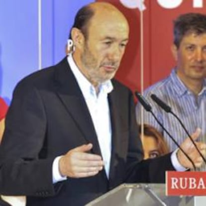 El candidato socialista, Alfredo Pérez Rubalcaba, durante su intervención en el acto político organizado por el PSOE de Canarias