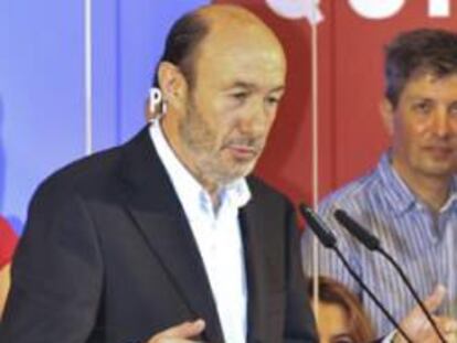 El candidato socialista, Alfredo Pérez Rubalcaba, durante su intervención en el acto político organizado por el PSOE de Canarias