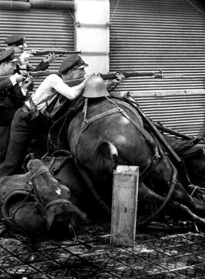 19 de julio de 1936. Guardias de asalto en la calle Diputación de Barcelona.