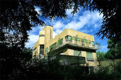 Villa Cavrois, cerca de Lille, construida en 1930 por Robert Mallet-Stevens y declarada monumento histórico.

En París, casa-taller de Mallet-Stevens (1932) para Louis Barrillet.