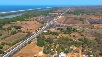 La carretera que lleva desde la capital estatal hasta Puerto Escondido.