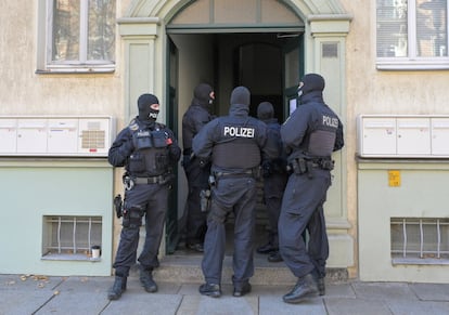 Policías alemanes durante la operación para detener a miembros del grupo neonazi que planeaba un golpe de Estado, este martes en Dresden.