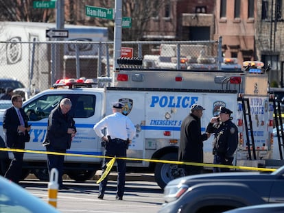 Policía de Nueva York acordona la escena donde un camión arrolló a al menos ocho personas el 13 de febrero 2023.