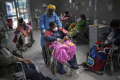 Un doctor, junto a pacientes de coronavirus, en el hospital Guillermo Almenara de Lima (Perú). El país latinoamericano suma ya 111.698 positivos y 3.244 muertos.