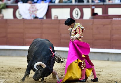 Verónica de Curro Díaz al primer toro de su lote.