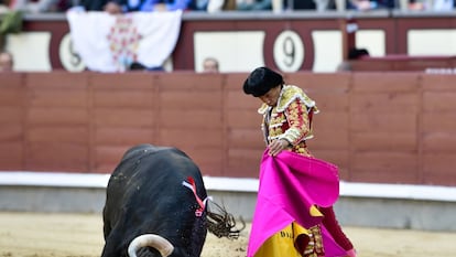 Verónica de Curro Díaz al primer toro de su lote.