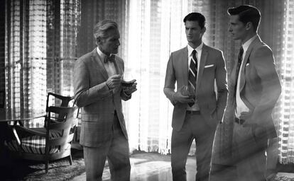 A la izquierda, traje de Hackett London, camisa Bagutta y pajarita Tino Cosma. En el centro y a la derecha, ambos modelos llevan chaqueta, camisa, cinturón y pañuelo de Dolce & Gabbana, con corbatas de Gianni Mura.