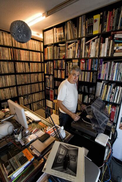 El escritor Jordi Sierra i Fabra, en su estudio.