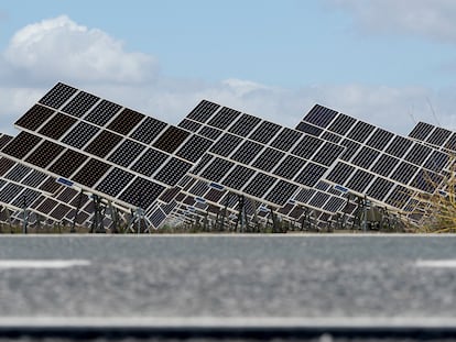 Planta solar a las afueras de la localidad sevillana de El Cuervo.