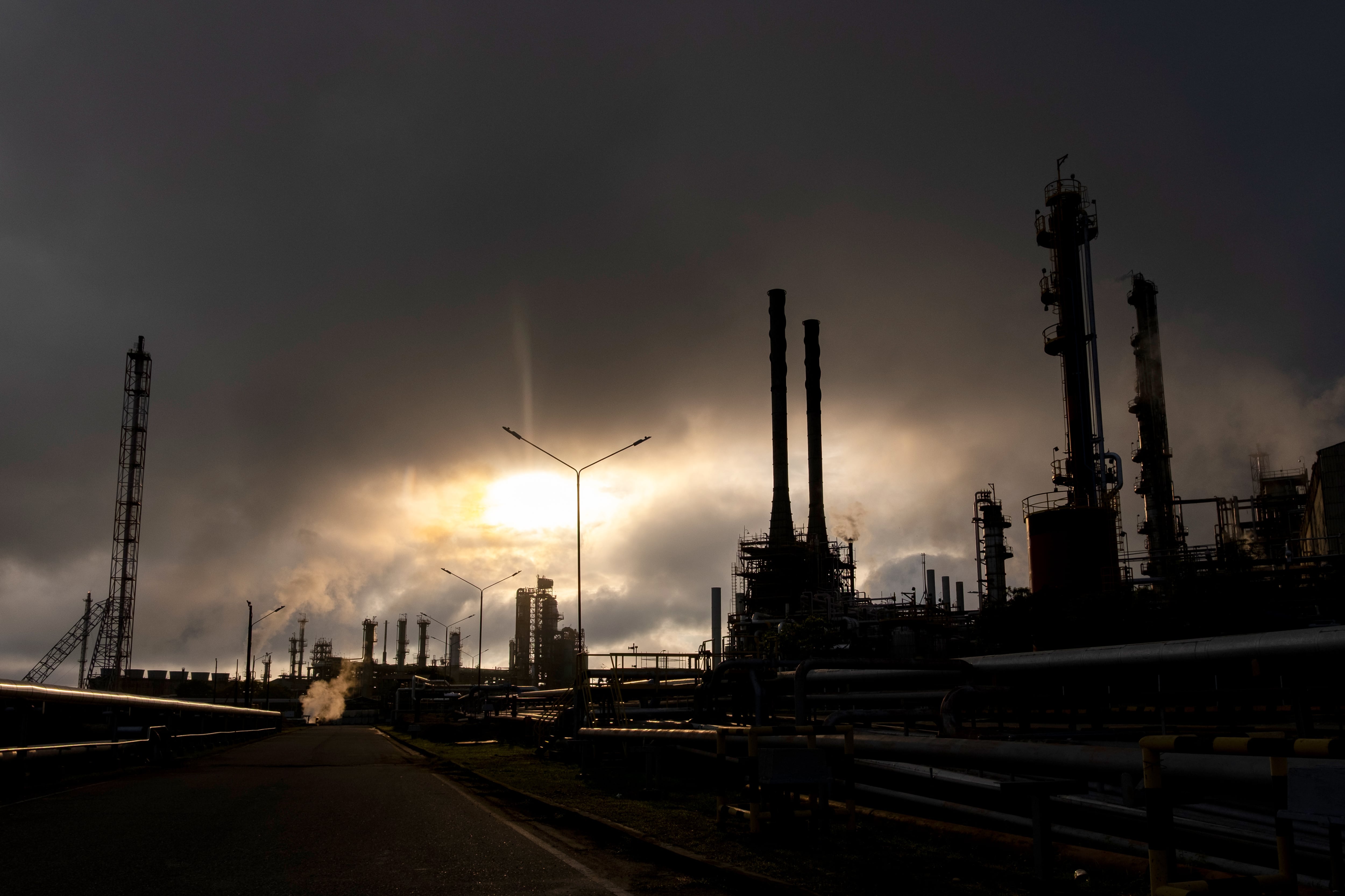 La guerra en Medio Oriente impulsa el precio del petróleo y fortalece las cuentas de Colombia, pero aviva la inflación