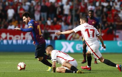 Lionel Messi, delantero argentino del Barcelona, es presionado por Ever Banega.