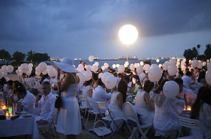 Tercera edicíón de la 'Cena en blanco'. Es un evento celebrado en Singapur a la que han asistido más de 3.000 participantes vestidos de blanco. El lugar es secreto hasta pocas horas antes de la celebración, este año ha tenido lugar en Tanjong Beach en Sentosa. 6 de julio de 2014.