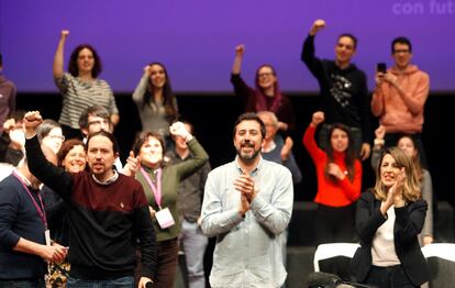 Iglesias y Díaz arropan al candidato de Galicia en Común a la Xunta, Antón Gómez-Reino, en un acto de precampaña en A Coruña el pasado febrero.