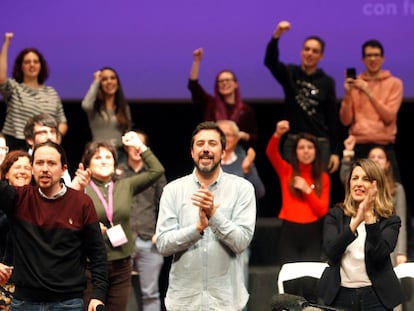 Iglesias y Díaz arropan al candidato de Galicia en Común a la Xunta, Antón Gómez-Reino, en un acto de precampaña en A Coruña el pasado febrero.