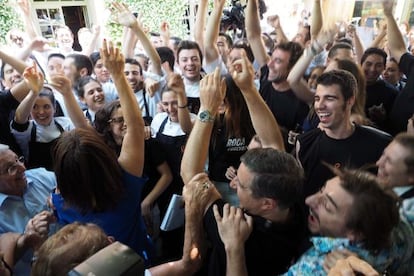 Euforia entre los familiares, amigos y trabajadores de El Celler de Can Roca ante la llega de los hermanos al restaurante.