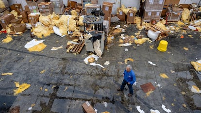 Un hombre camina en los restos de un edificio dañado en Jeffersontown, Kentucky, el 3 de abril 2025.