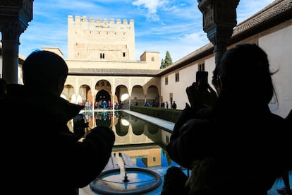 Visitantes en el patio de los Arrayanes en La Alhambra.