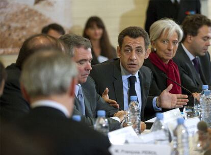 Sarkozy, en el centro, junto a la ministra de Economía, Christine Lagarde, en la reunión con empresarios.