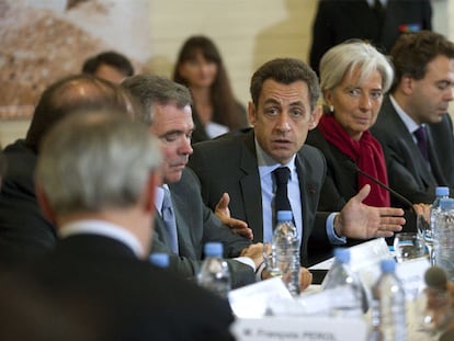 Sarkozy, en el centro, junto a la ministra de Economía, Christine Lagarde, en la reunión con empresarios.
