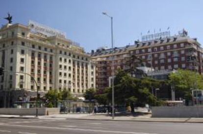 Hoteles Gran Meliá Fénix y NH Sanvy en la madrileña plaza de Colón. EFE/Archivo