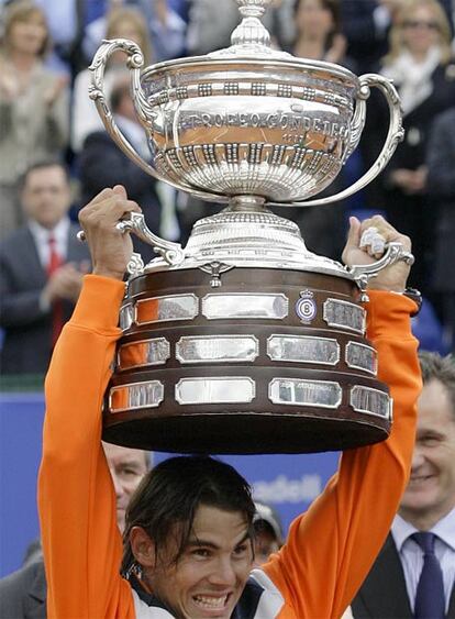 Rafa Nadal, ayer con el trofeo de campeón del torneo Godó.