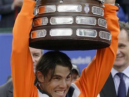 Rafa Nadal, ayer con el trofeo de campeón del torneo Godó.