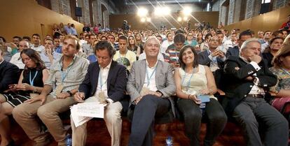 Carlos Floriano junto a Alberto Fabra, en el centro, y Alfonso Rus en el foro de Nuevas Generaciones del PP en Valencia.