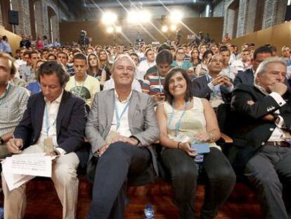 Carlos Floriano junto a Alberto Fabra, en el centro, y Alfonso Rus en el foro de Nuevas Generaciones del PP en Valencia.