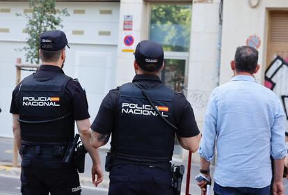 Agentes de Policía Nacional en el exterior de la casa del exministro José Luis Ábalos en Valencia, este martes.