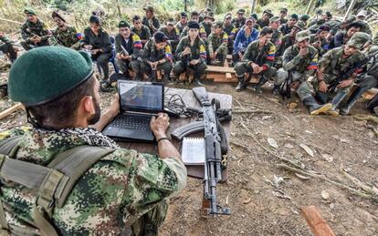 Un miembro de las FARC explica a la guerrilla el proceso de paz