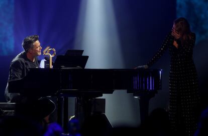 Alejandro Sanz en el escenario con Silvia Abascal.